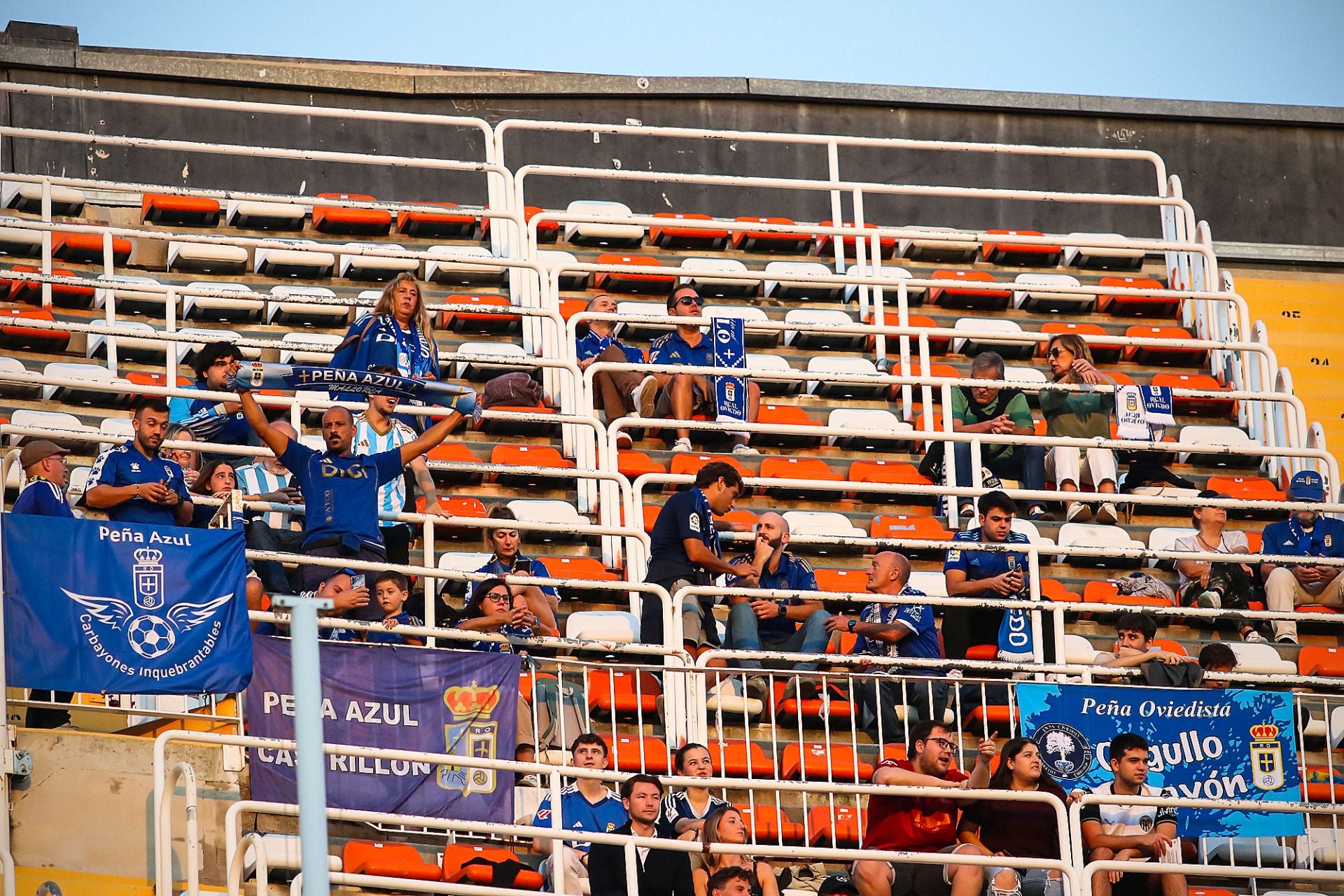 Aficionados del Real Oviedo en Mestalla.